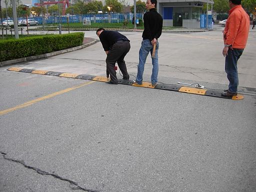 廠區(qū)減速帶安裝 廠區(qū)減速帶安裝